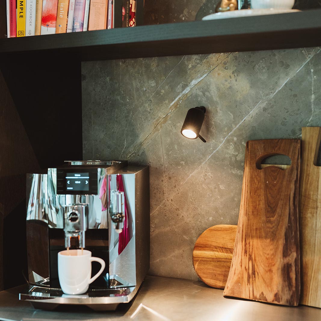 Applique murale ONE + Knob au design minimaliste par Anton de Groof X Tonone