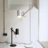 Lampadaire Liseuse Scantling avec double bras articulé en bois par Mathias Hahn - Marset