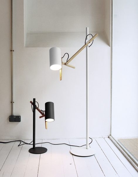 Lampadaire Liseuse Scantling avec double bras articulé en bois par Mathias Hahn - Marset