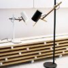 Lampadaire Liseuse Scantling avec double bras articulé en bois par Mathias Hahn - Marset