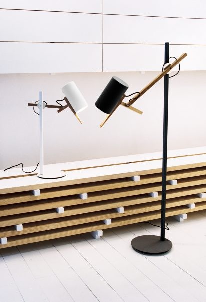 Lampe à poser Liseuse Scantling avec double bras articulé en bois par Mathias Hahn - Marset