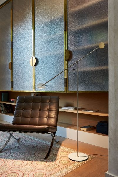 Lampadaire Copérnica LED avec bras articulé en acier par Ramírez i Carrillo - Marset