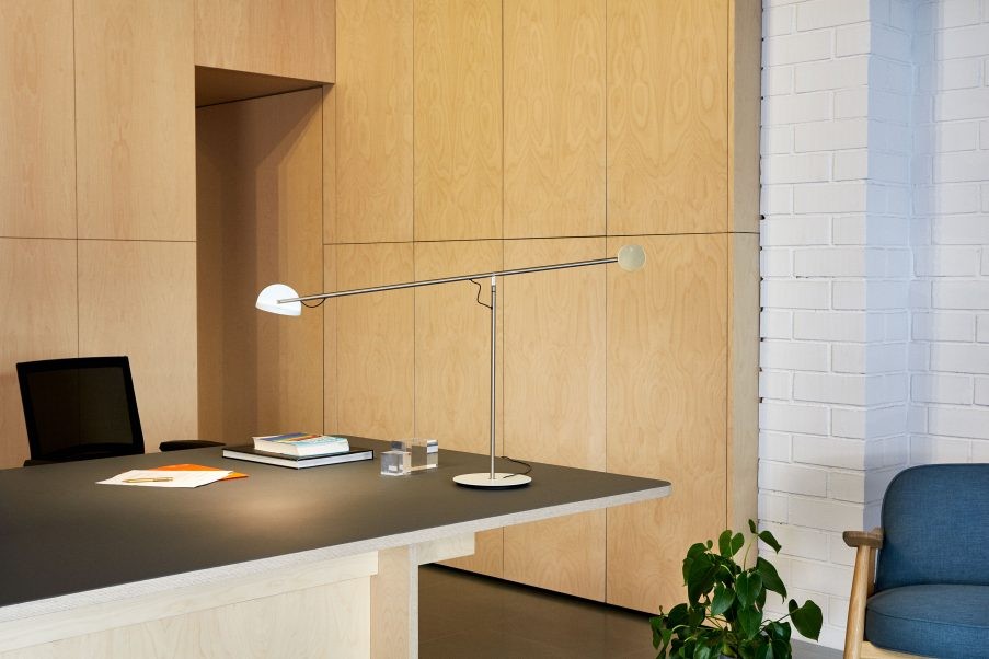 Lampe à poser Copérnica LED avec bras articulé en acier par Ramírez i Carrillo - Marset