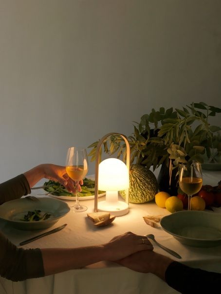 Lampe baladeuse FollowMe LED Rechargeable en bois de chêne par Inma Bermúdez - Marset