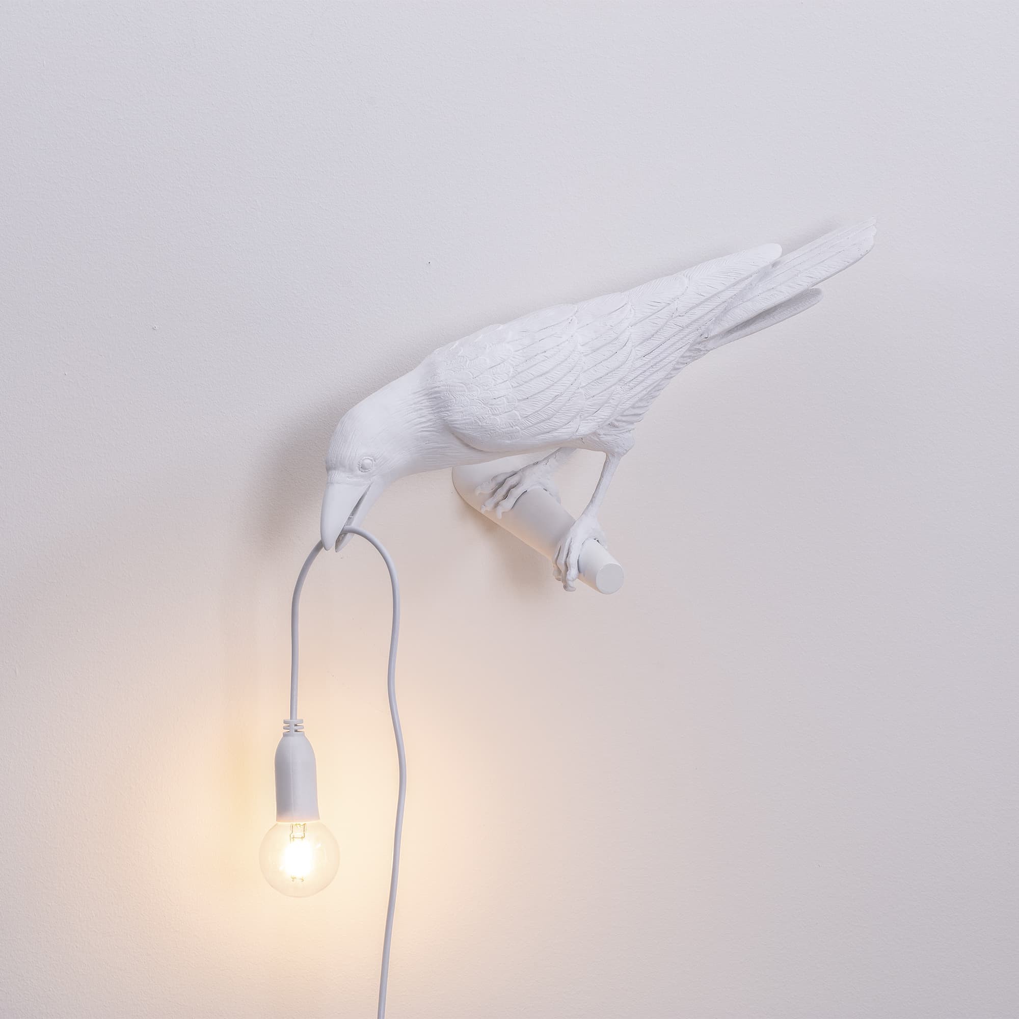 Applique murale Bird Lamp Looking en forme d'oiseau en résine blanc par Seletti