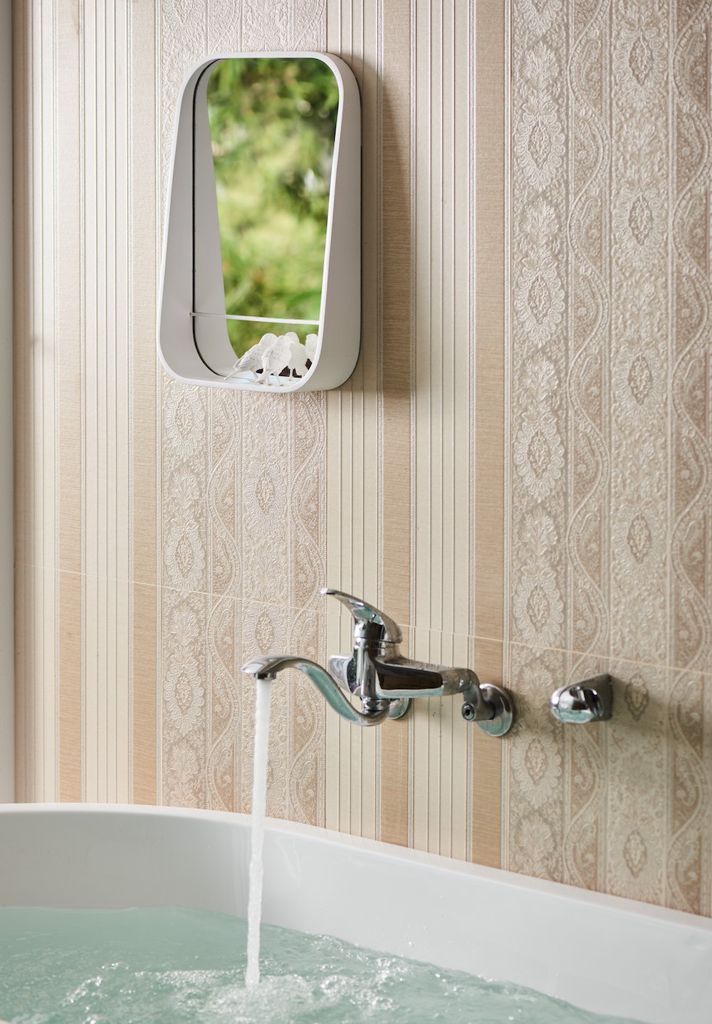 Miroir design et poétique avec petits moineaux Sparrow par le studio Haoshi