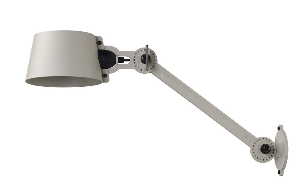 Applique Bolt latéral avec bras articulé au design industriel par Anton de Groof X Tonone