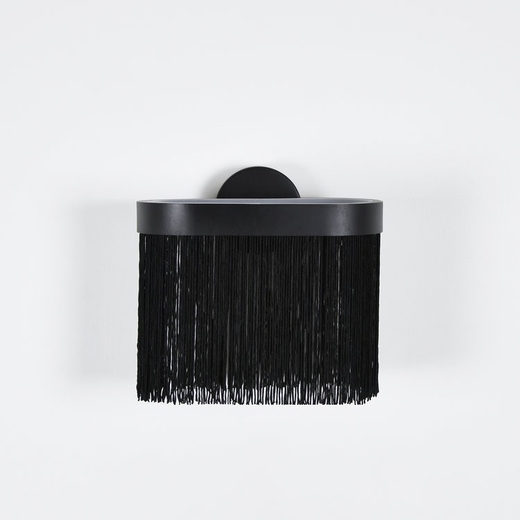 Applique murale GALON L en acier noir avec franges par Guillaume Delvigne X Eno studio