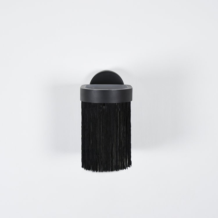 Applique murale GALON M en acier noir avec franges par Guillaume Delvigne X Eno studio