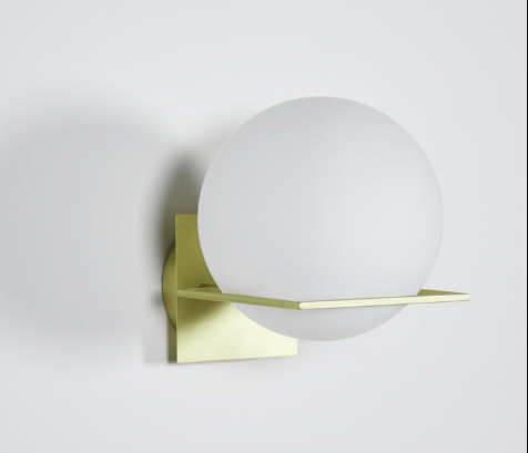 Applique murale GIN en acier laitonné et verre soufflé opaline par Eno studio