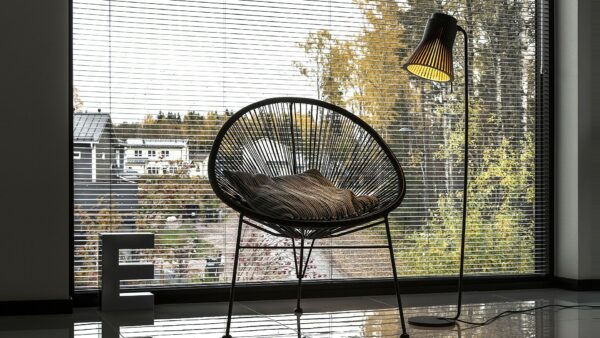 Lampadaire Petite 4610 au design scandinave en bois naturel par Seppo Koho X Secto Design