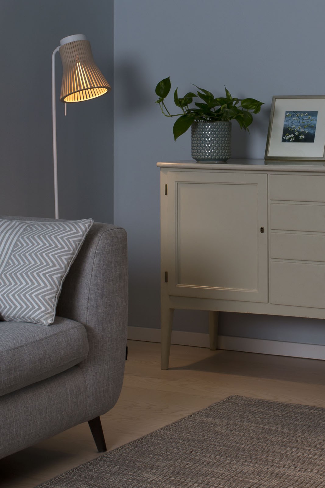 Lampadaire Petite 4610 au design scandinave en bois naturel par Seppo Koho X Secto Design