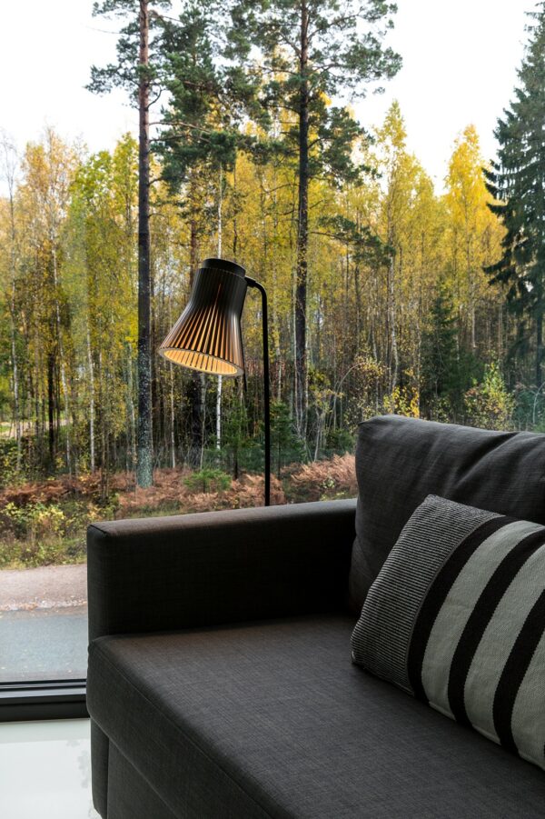 Lampadaire Petite 4610 au design scandinave en bois naturel par Seppo Koho X Secto Design