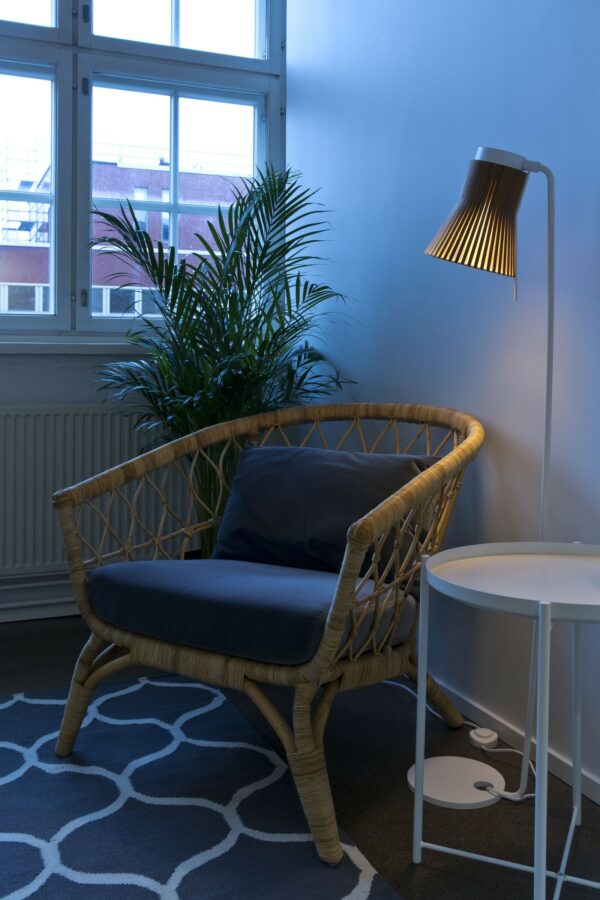 Lampadaire Petite 4610 au design scandinave en bois naturel par Seppo Koho X Secto Design