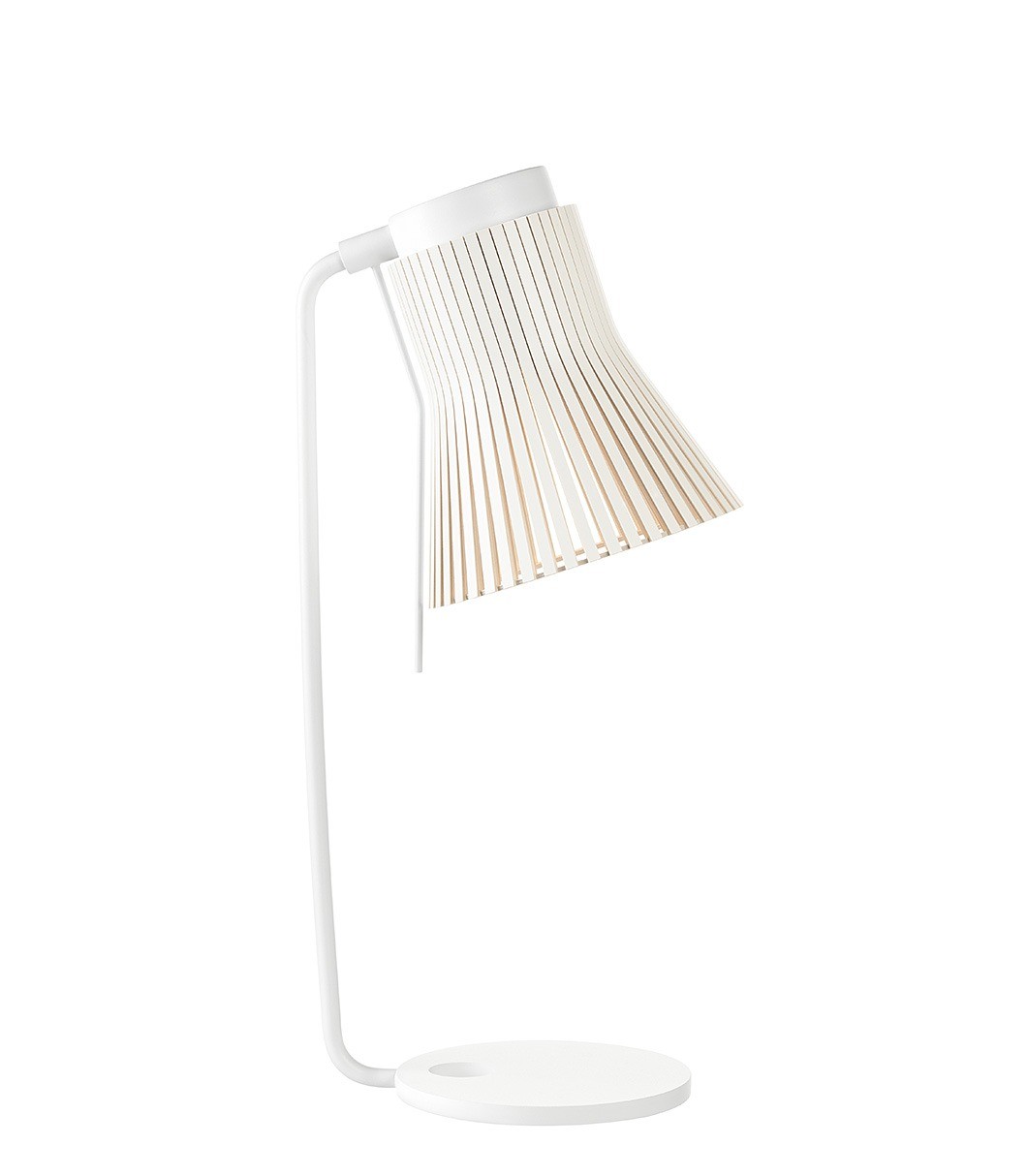 Lampe à poser Petite 4620 au design scandinave en bois naturel par Seppo Koho X Secto Design