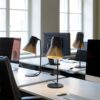 Lampe à poser Petite 4620 au design scandinave en bois naturel par Seppo Koho X Secto Design