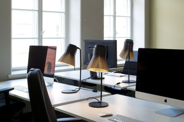 Lampe à poser Petite 4620 au design scandinave en bois naturel par Seppo Koho X Secto Design