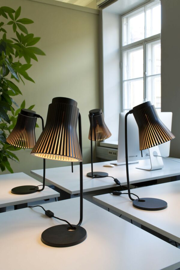 Lampe à poser Petite 4620 au design scandinave en bois naturel par Seppo Koho X Secto Design