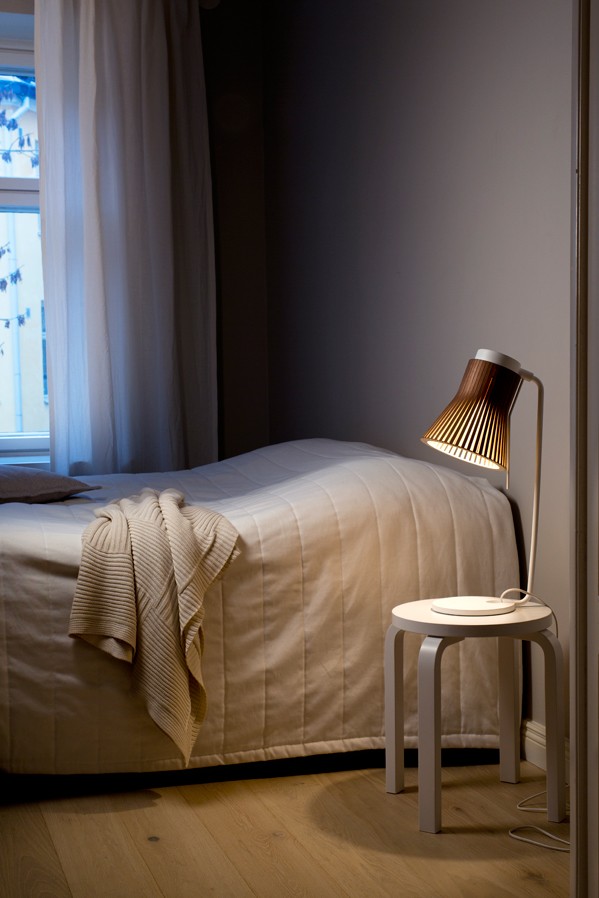 Lampe à poser Petite 4620 au design scandinave en bois naturel par Seppo Koho X Secto Design