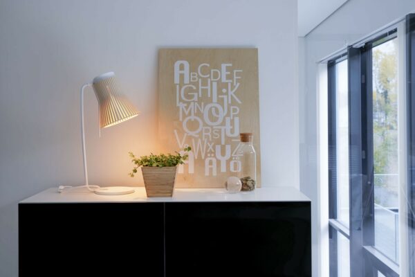 Lampe à poser Petite 4620 au design scandinave en bois naturel par Seppo Koho X Secto Design
