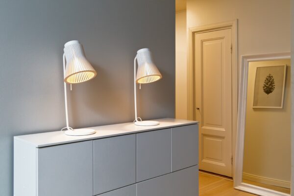 Lampe à poser Petite 4620 au design scandinave en bois naturel par Seppo Koho X Secto Design