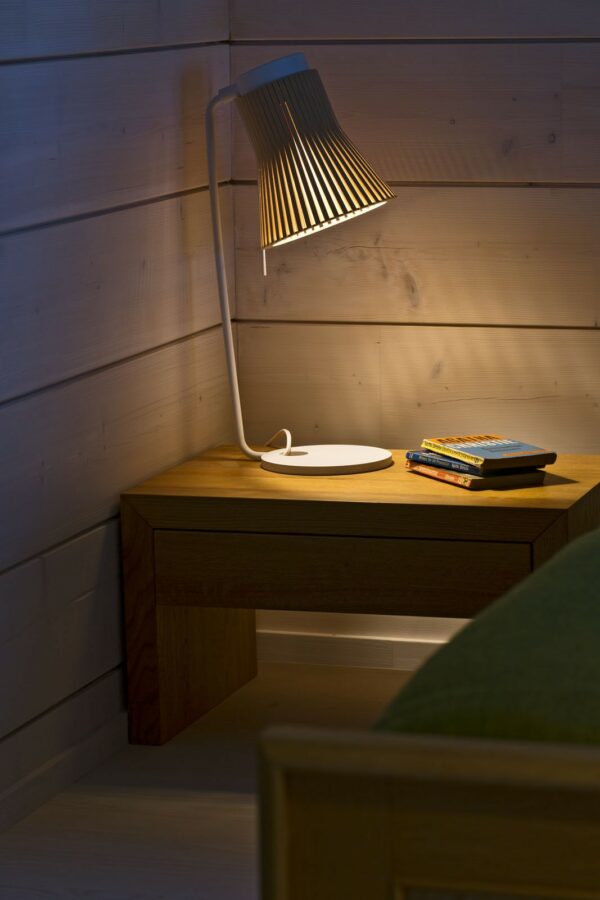 Lampe à poser Petite 4620 au design scandinave en bois naturel par Seppo Koho X Secto Design