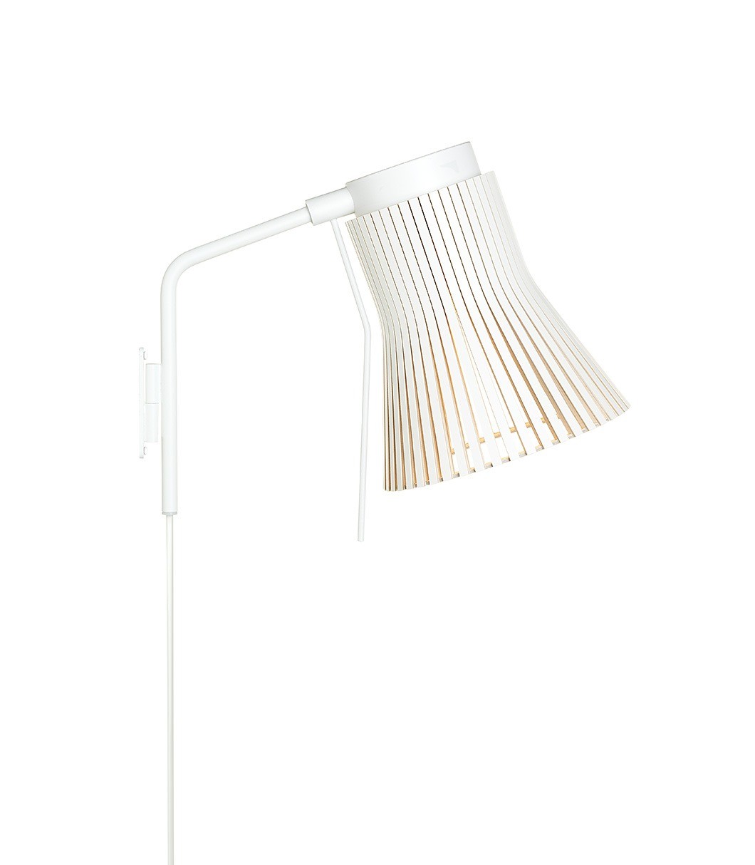 Applique Petite 4630 au design scandinave en bois naturel par Seppo Koho X Secto Design