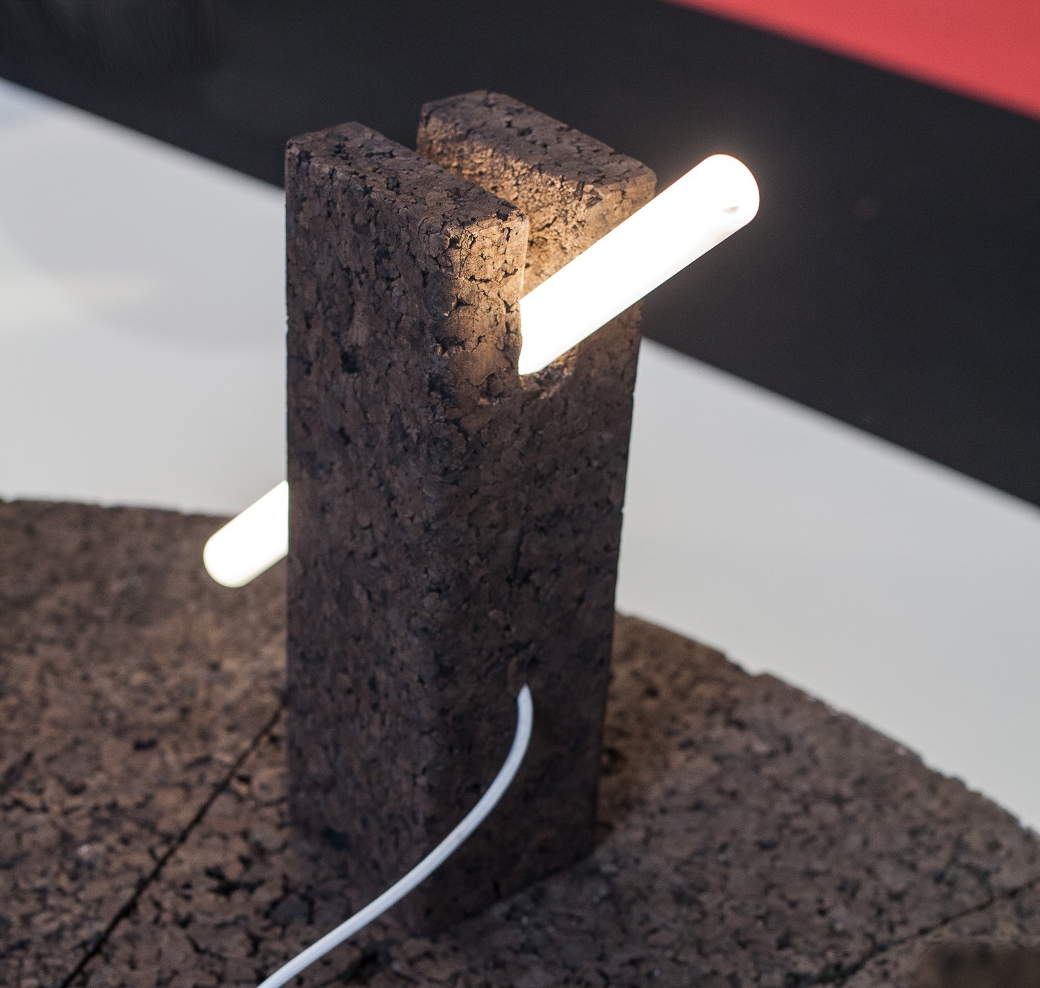 Lampe à poser en liège noir design Bollean tube
