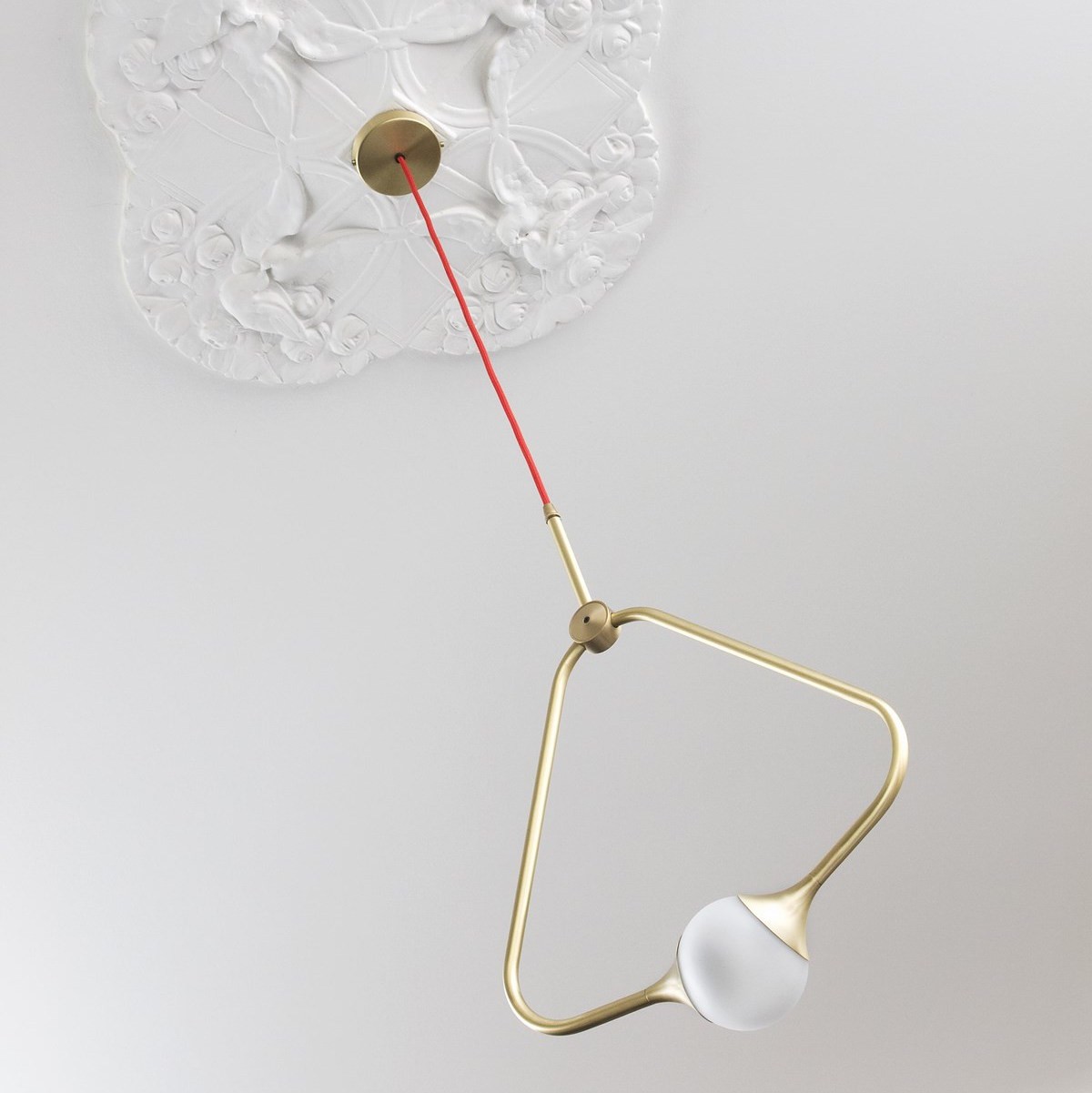 Suspension Medal en laiton au design chic et élégant 
