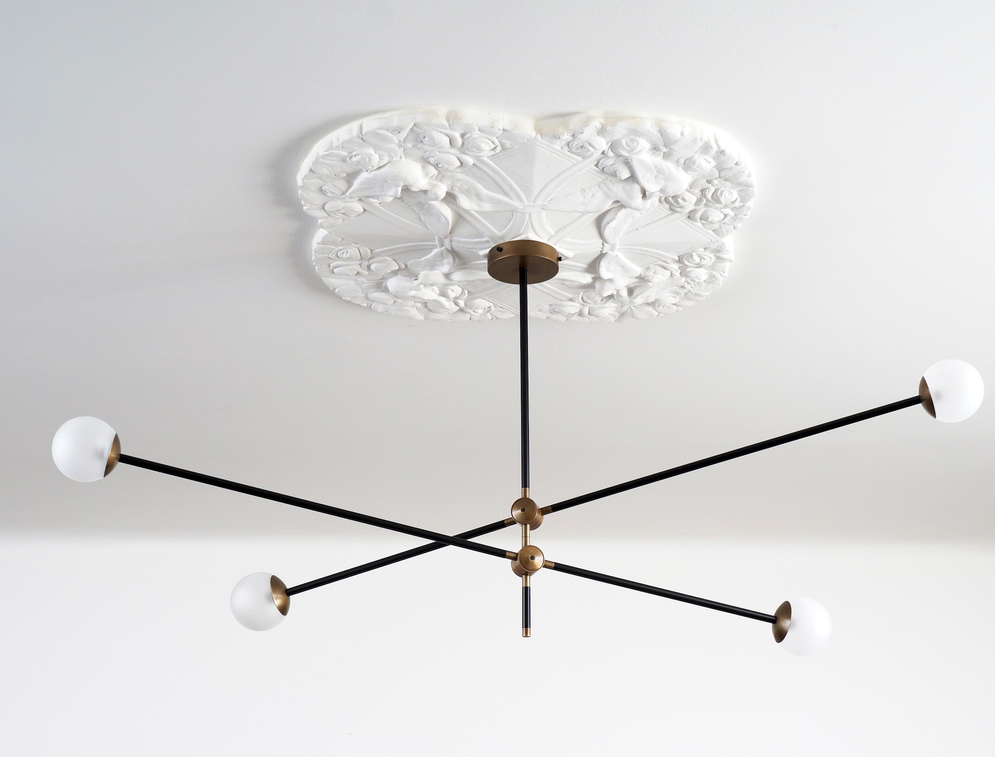 Suspension Bulluram SI-4 en laiton au design chic et élégant