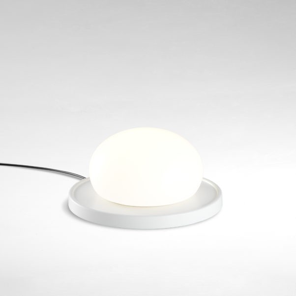 Lampe à poser magnétisée Bolita en verre soufflé par kaschkasch x Marset