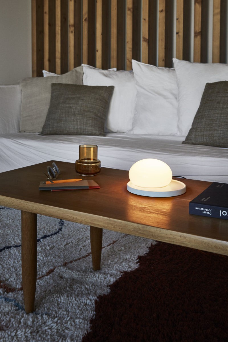 Lampe à poser magnétisée Bolita en verre soufflé par kaschkasch x Marset