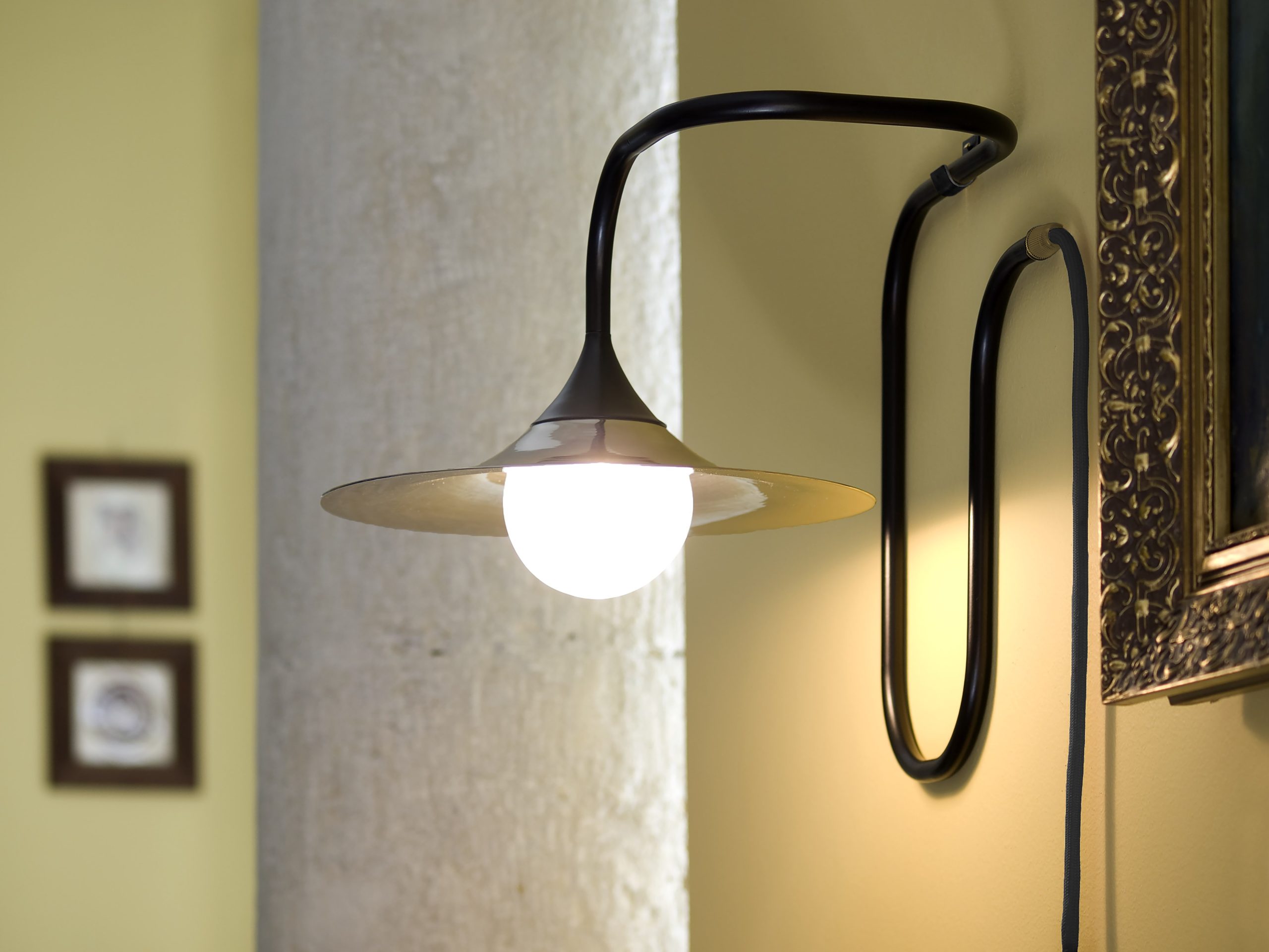 Lampe à poser / Applique Turbaya noir en laiton en forme de gramophone au design chic et élégant