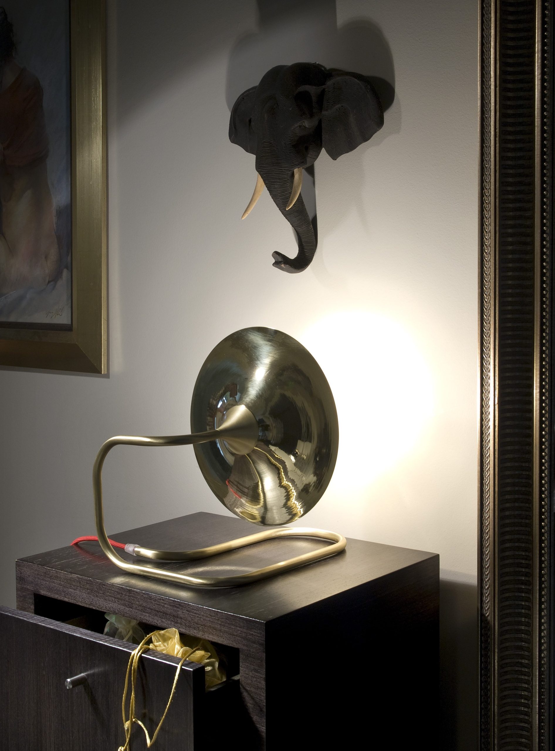 Lampe à poser / Applique Turbaya en laiton en forme de gramophone au design chic et élégant