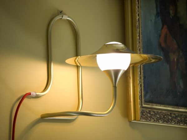 Lampe à poser / Applique Turbaya en laiton en forme de gramophone au design chic et élégant