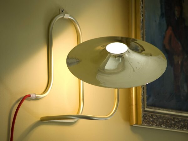 Lampe à poser / Applique Turbaya en laiton en forme de gramophone au design chic et élégant