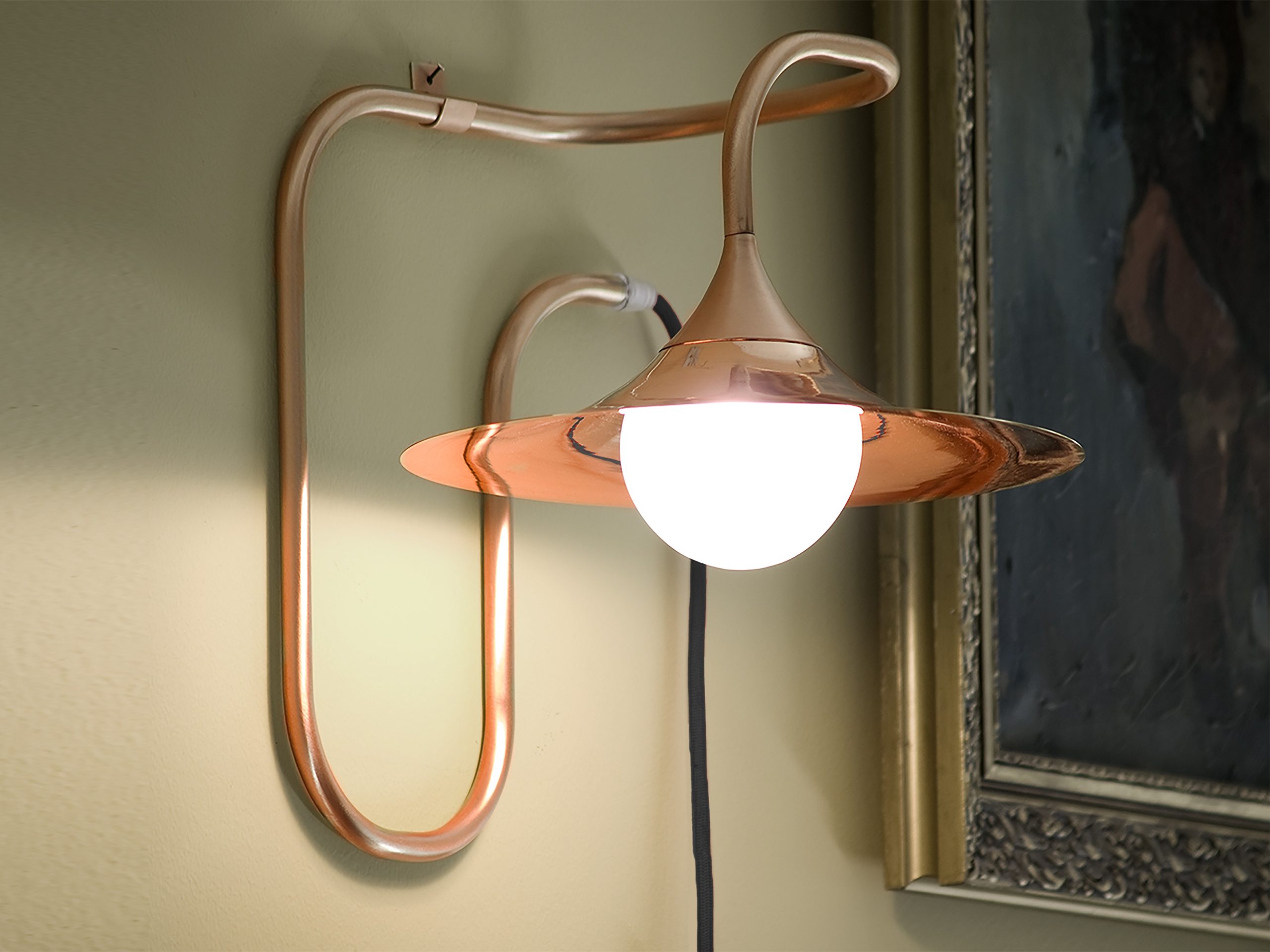 Lampe à poser / Applique Turbaya en cuivre en forme de gramophone au design chic et élégant