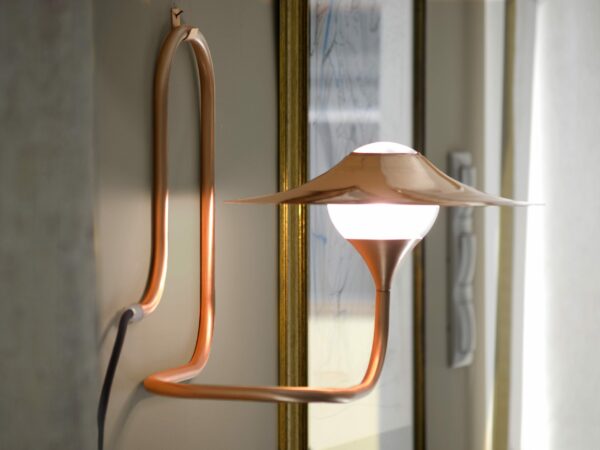 Lampe à poser / Applique Turbaya en cuivre en forme de gramophone au design chic et élégant