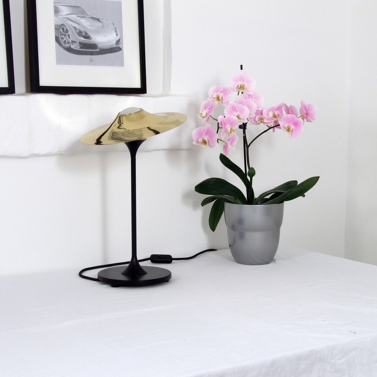 Lampe à poser design Skew noir en laiton au design chic et élégant