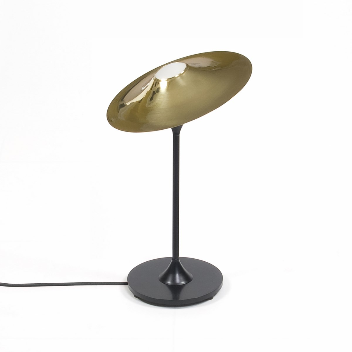 Lampe à poser design Skew noir en laiton au design chic et élégant