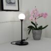 Lampe à poser design Skew noir en laiton au design chic et élégant