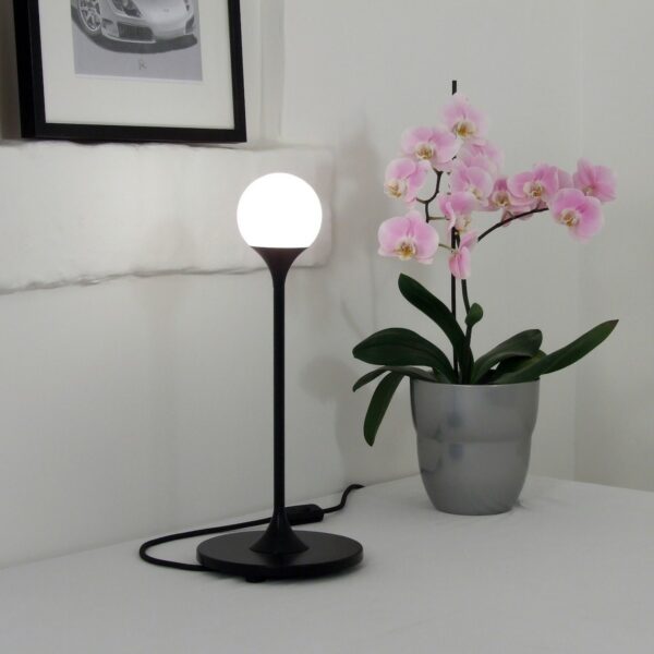 Lampe à poser design Skew noir en laiton au design chic et élégant