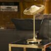Lampe à poser design Skew en laiton au design chic et élégant