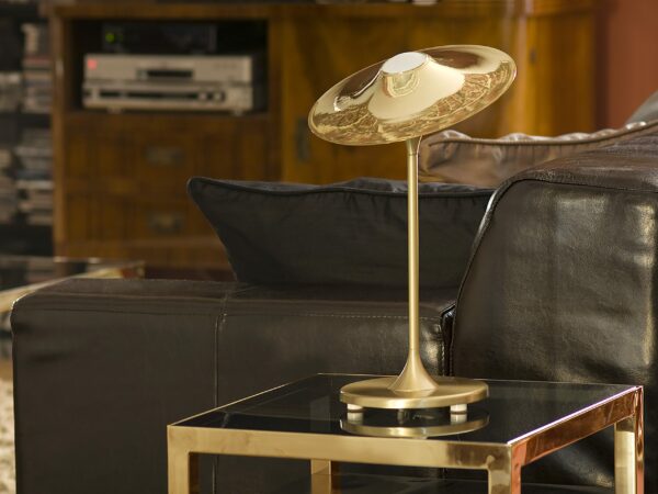 Lampe à poser design Skew en laiton au design chic et élégant