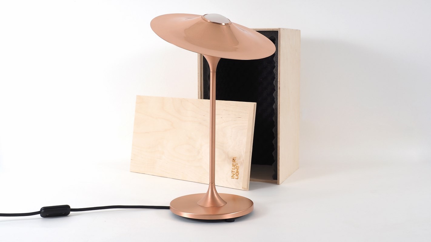 Lampe à poser design Skew en cuivre au design chic et élégant