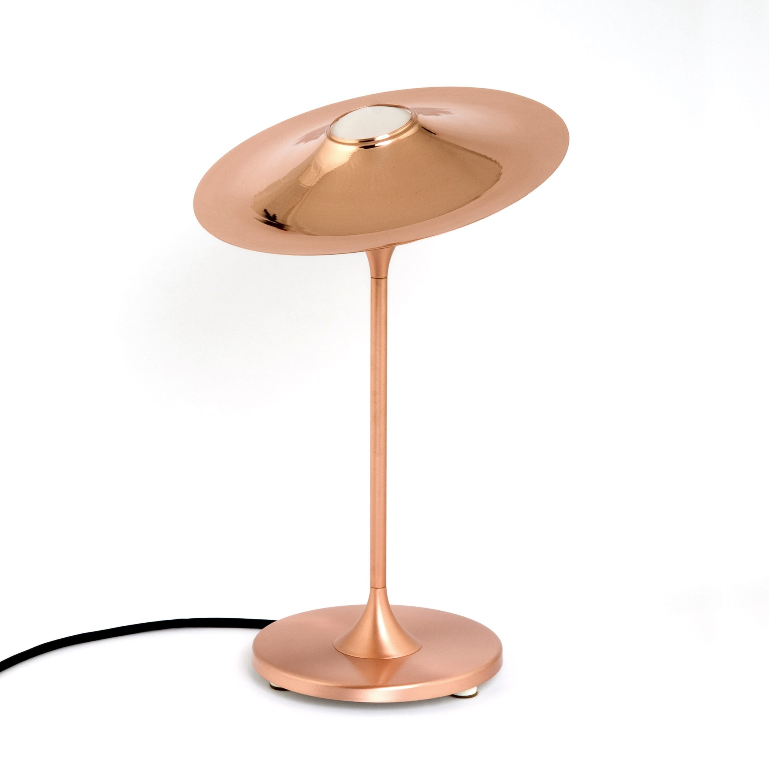 Lampe à poser design Skew en cuivre au design chic et élégant
