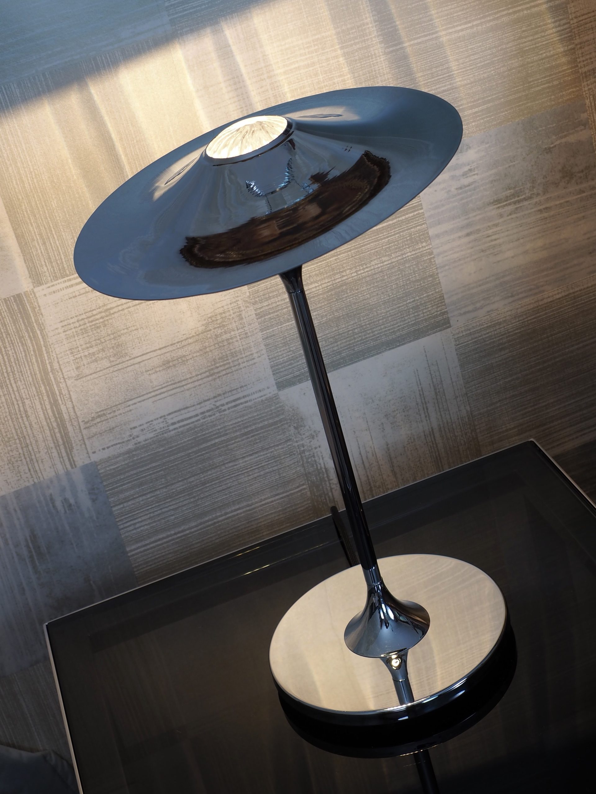 Lampe à poser design Skew chrome au design chic et élégant