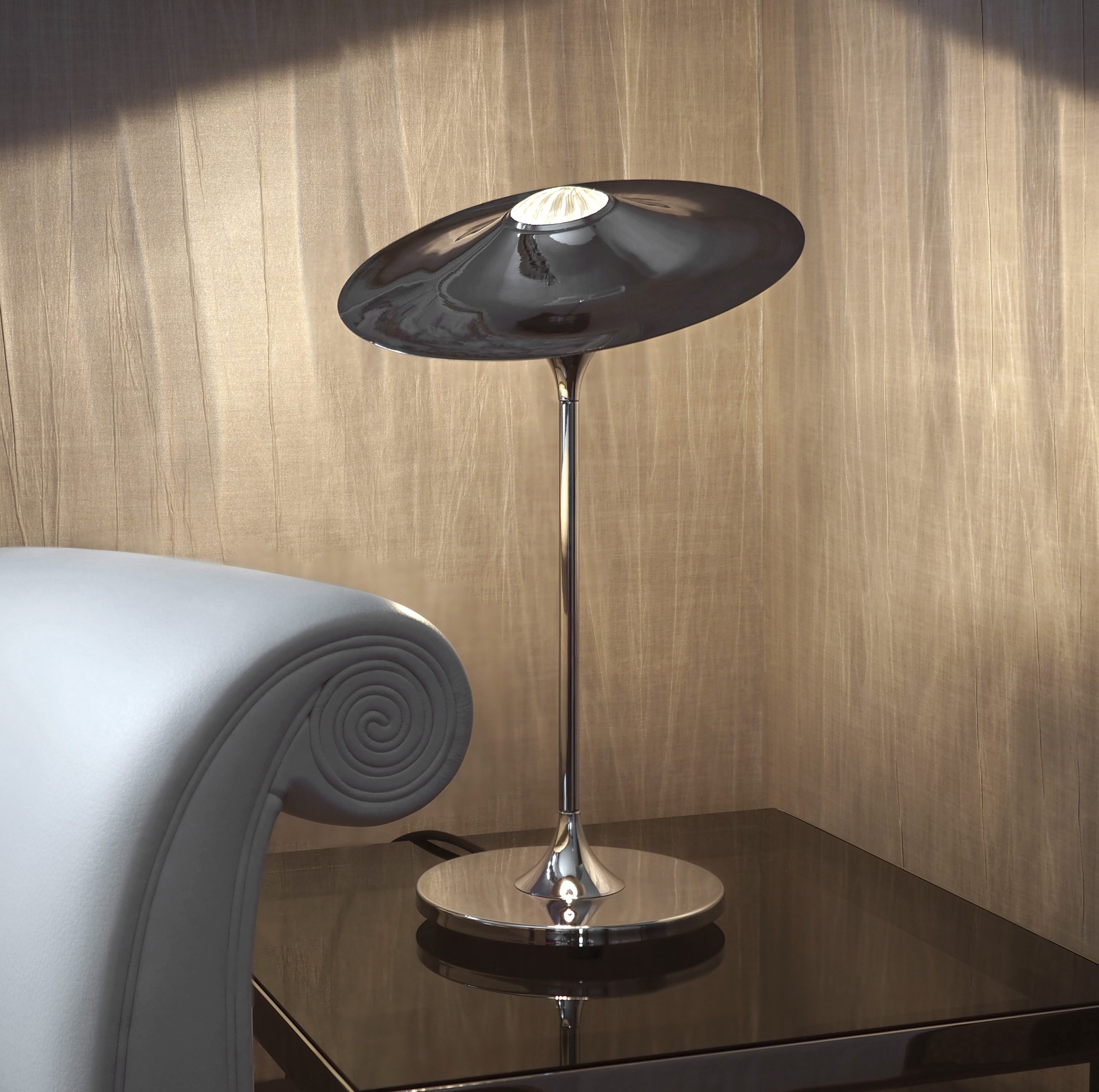 Lampe à poser design Skew chrome au design chic et élégant