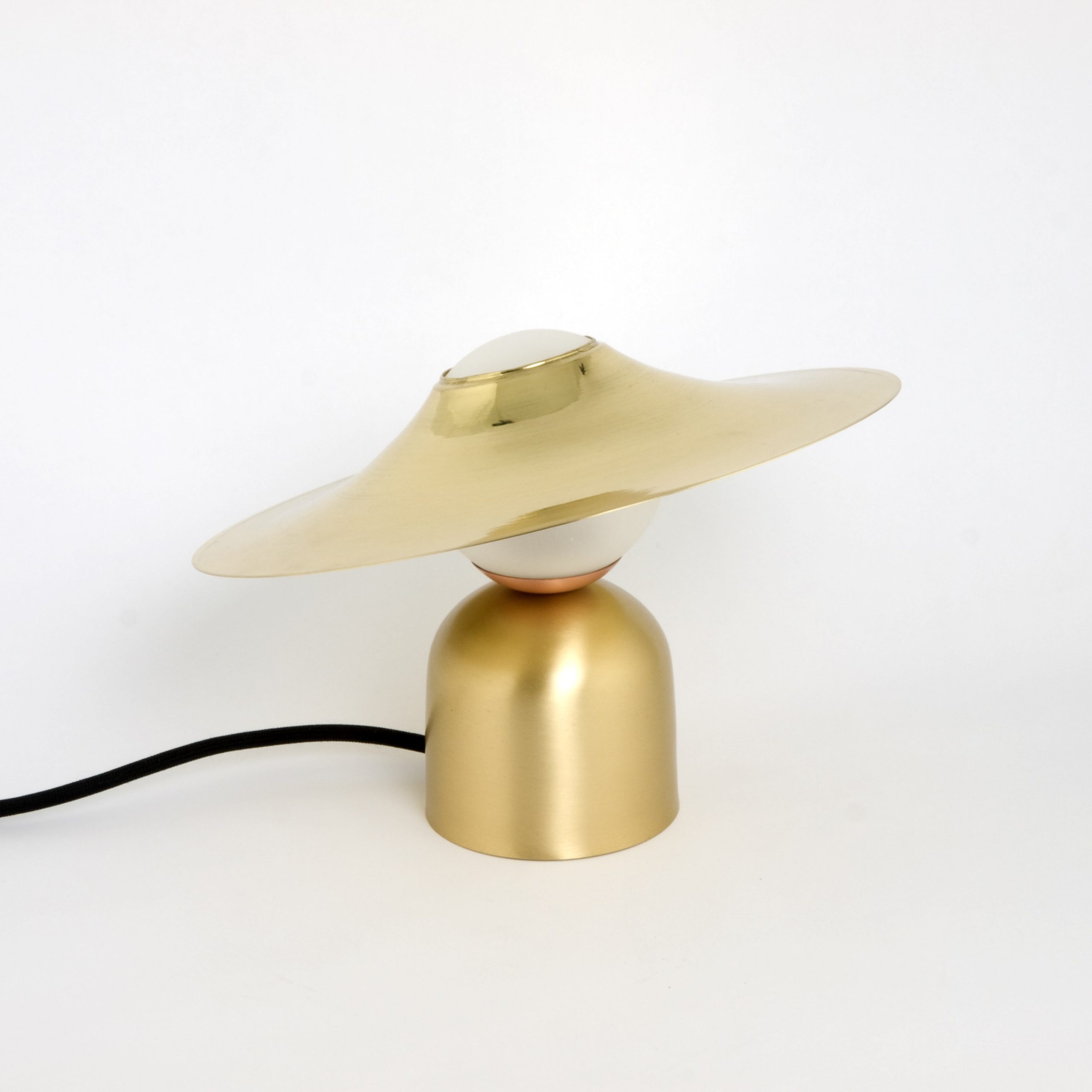 Lampe à poser design Bonbon avec disque en laiton au design chic et élégant 