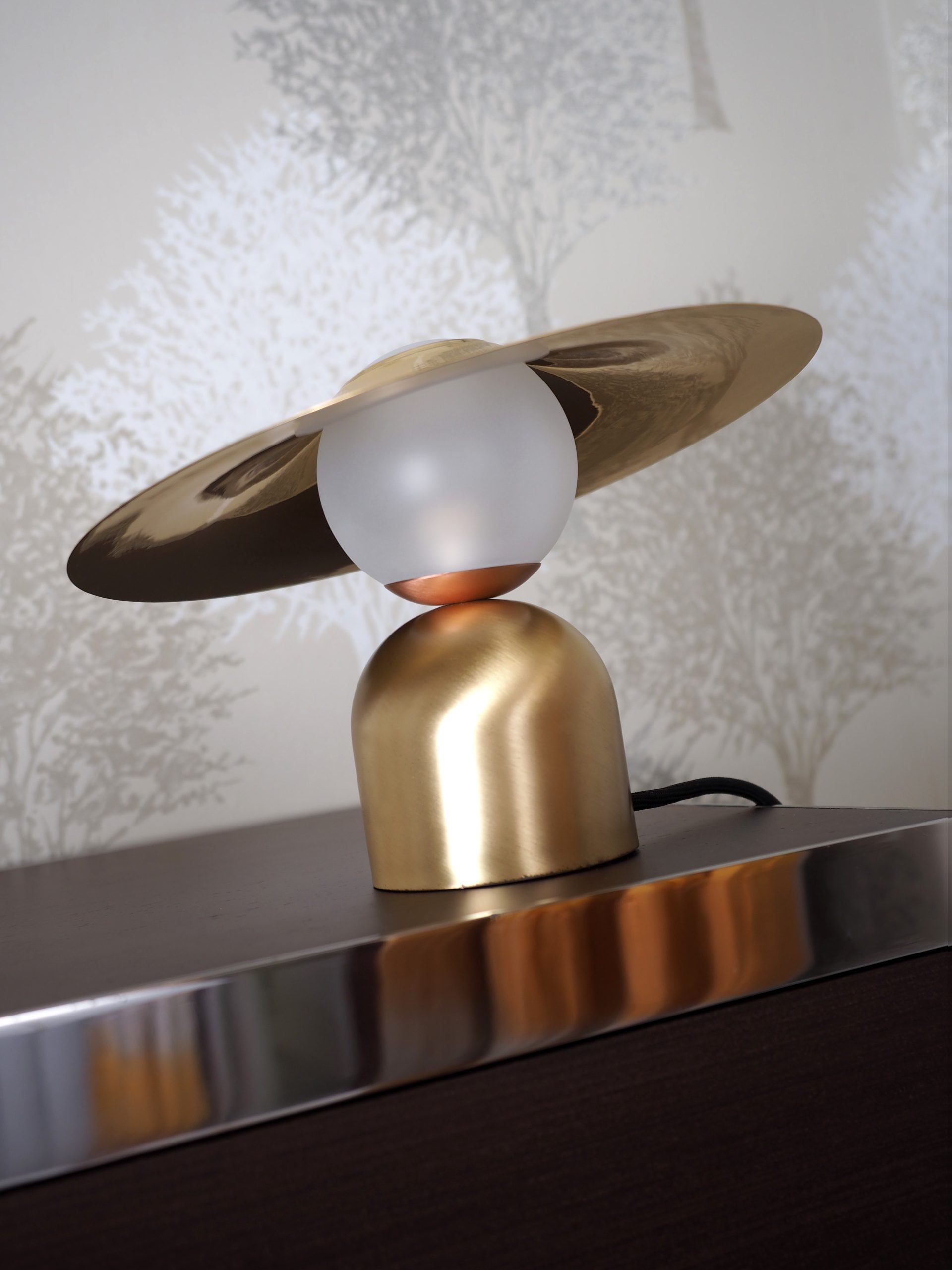 Lampe à poser design Bonbon avec disque en laiton au design chic et élégant